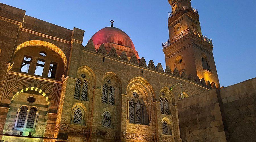 From Hurghada: Cairo Overnight with Pyramids, Museum & Nile
